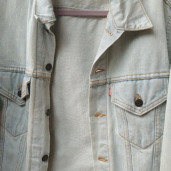 Light wash Levi's denim jacket - Picture 2 of 5